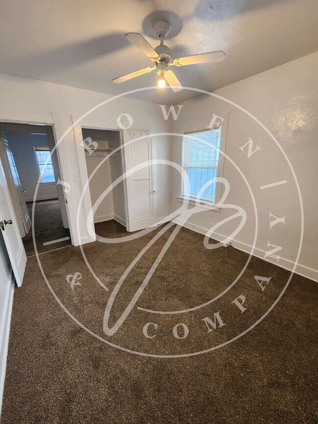 Building Photo - 3 bed 1 bath lower duplex with so much space!
