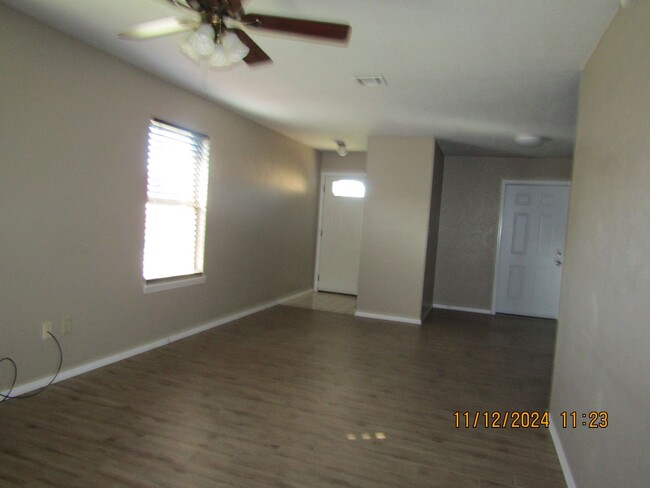 Building Photo - Great home located close to shopping, rest...