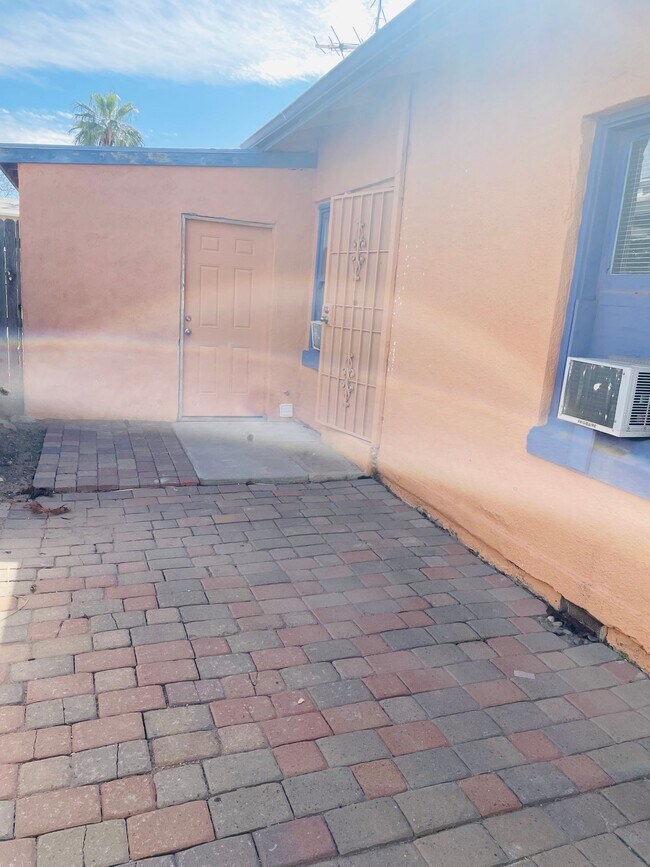 Building Photo - Fully Remodeled Charming Historic 2 Bed 1 ...