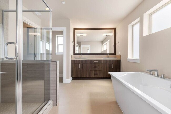 Building Photo - Beautiful Home in Kirkland with 2-Car Garage and Outdoor Patio!