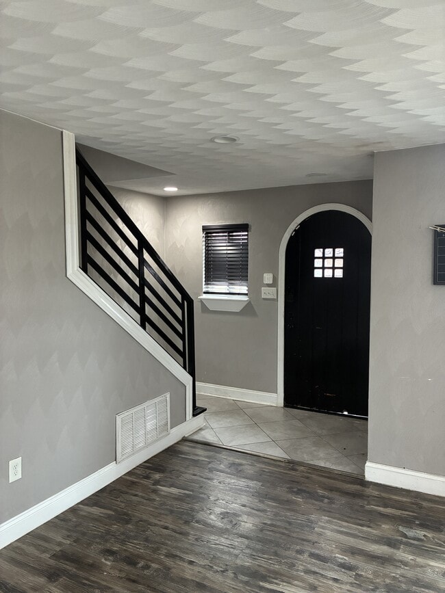 Building Photo - 2808 Beachmont Ave