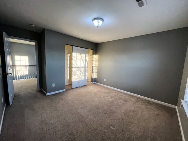 Building Photo - Gorgeous 4 Bedroom, 2 1/2 Bathroom Home in...