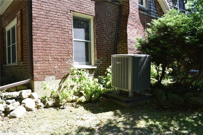 Building Photo - 2071 Dewey Rd