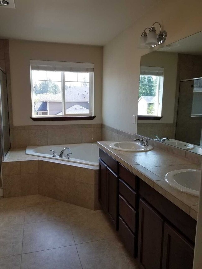 Building Photo - Coming for late month, move in in October!...