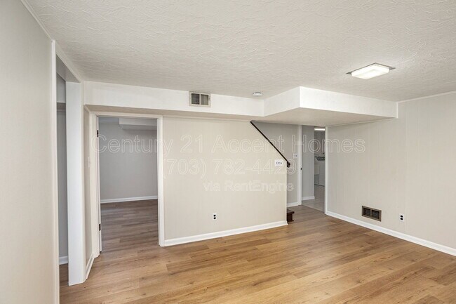 Building Photo - 3233 Holly Hill Dr