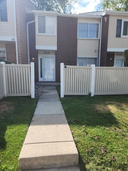 Building Photo - 1025 Oaklyn Ct