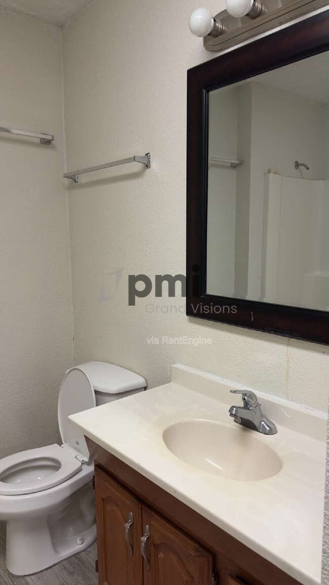 Building Photo - 1103 6th St