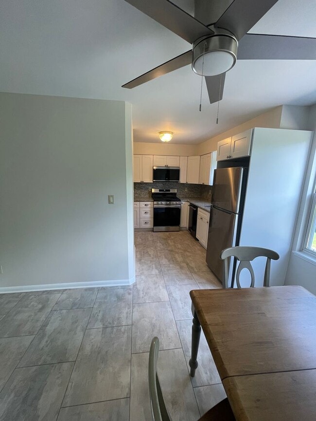 Building Photo - 3 Bed 1.5 Bath Updated Townhouse in Manche...