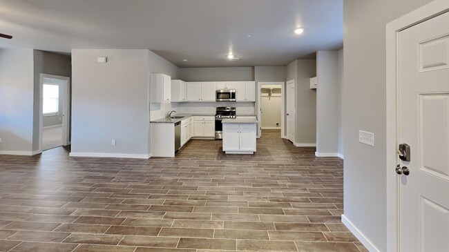 Building Photo - 3 Bedroom 2 Bathroom 2 Car Garage Home in ...