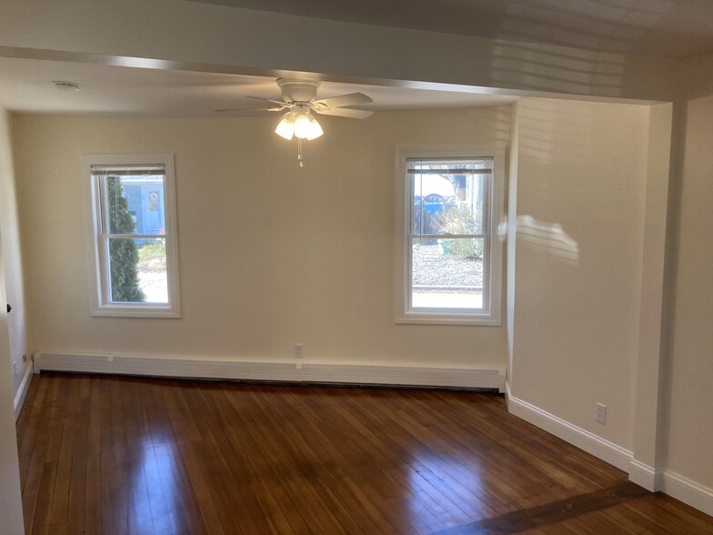 Building Photo - 10 Narragansett Ave