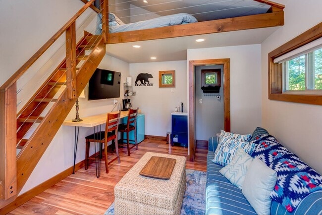 Building Photo - Gorgeous Furnished Home with Mountain Views!