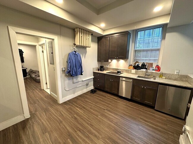 Building Photo - 10 Otis Pl