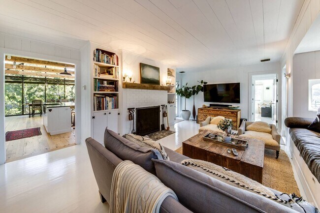 Building Photo - 8 Chequit Ave