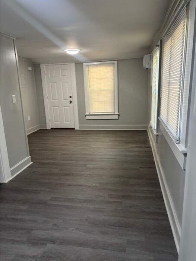 Building Photo - Newly Renovated 1 Bedroom / 1 Bath Apartment