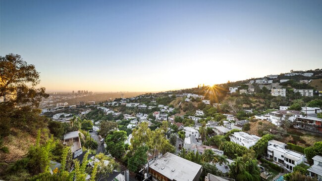 Building Photo - 1623 Viewmont Dr