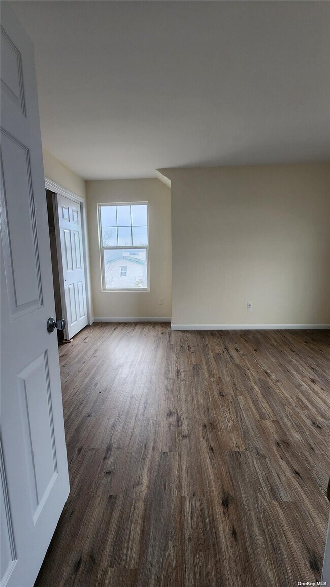 Building Photo - 77 Laurelton Dr