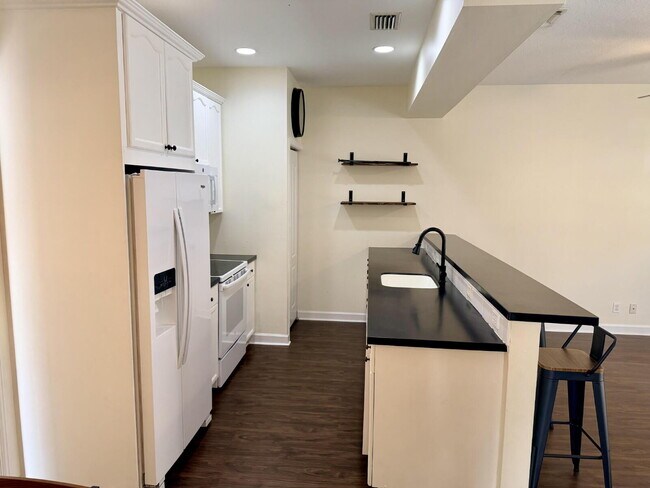 Building Photo - "Charming 3-Bed, 2-Bath Oasis in Wellington's Heart – 1060 Sqft of Comfort Awaits!"