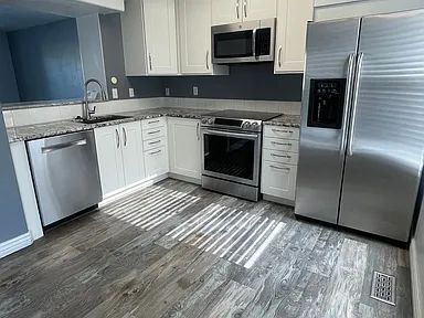 Building Photo - "Spacious 4-Bedroom Townhouse in Eagle Mou...