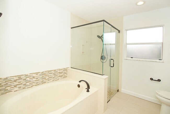 Building Photo - Spacious 4BR Pool Home on Quiet Cul-de-Sac in Wellington
