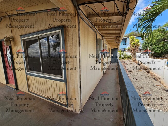 Building Photo - 3 Bed 1 Bath, Includes 2 Parking Stalls in...