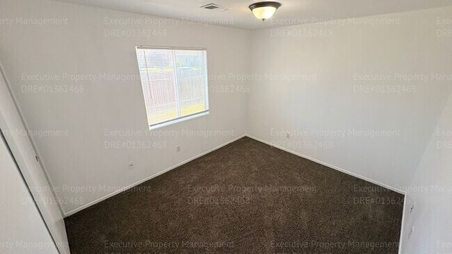 Building Photo - 4 bedroom 2 bathroom home located near S. H St/ Berkshire Rd