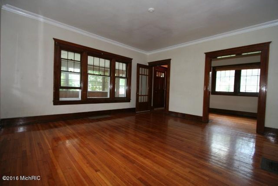 Building Photo - 321 Charles Avenue Southeast