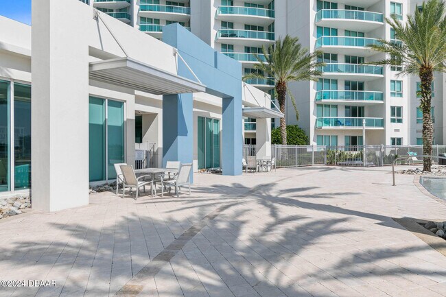 Building Photo - 241 Riverside Dr