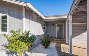 Building Photo - Up-Dated 3 Bedroom 1.5 Baths Centrally Loc...