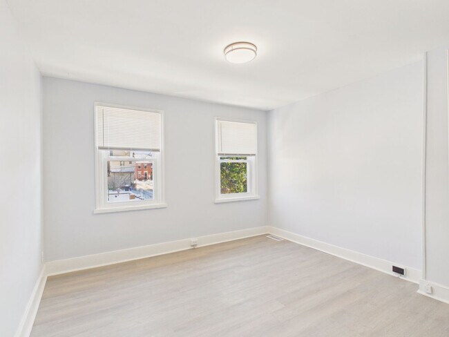 Building Photo - 2 Bedroom Single Family on Penn with Bonus Room