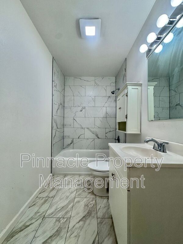 Building Photo - 2013 Koberlin St