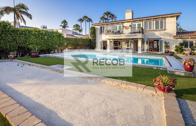 Building Photo - 3335 Caminito Daniella