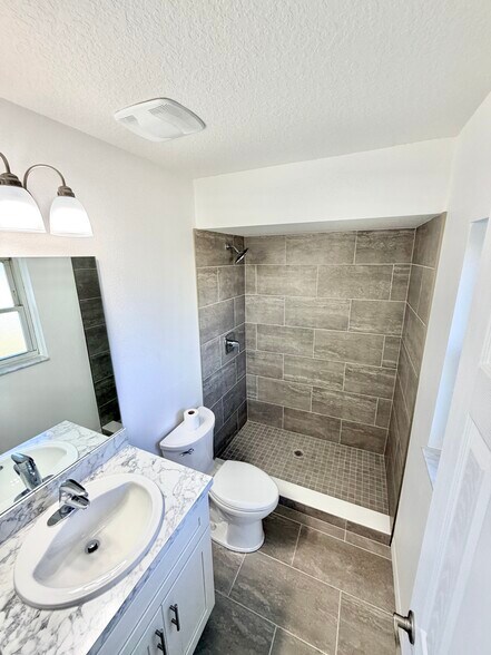 master bath - 21414 SW Honeysuckle St