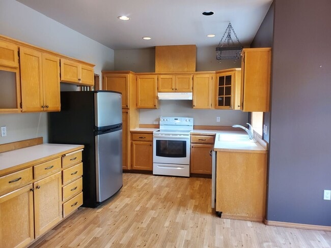 Building Photo - Short Term Lease Available