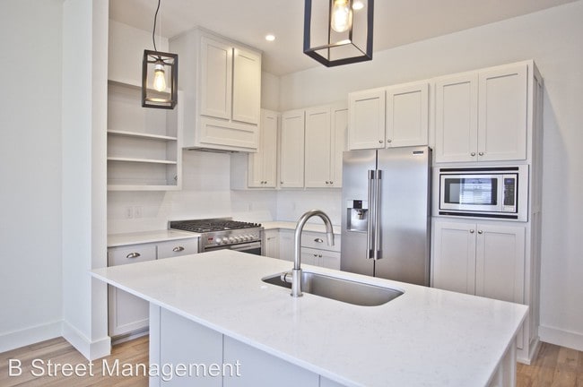 Building Photo - 4 br, 3.5 bath House - 329 SW D Street