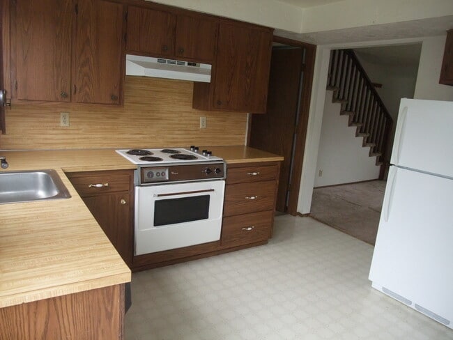 Building Photo - 2 Bedroom 1  1/2 Bath Unit Of  Duplex With A Garage In Albany