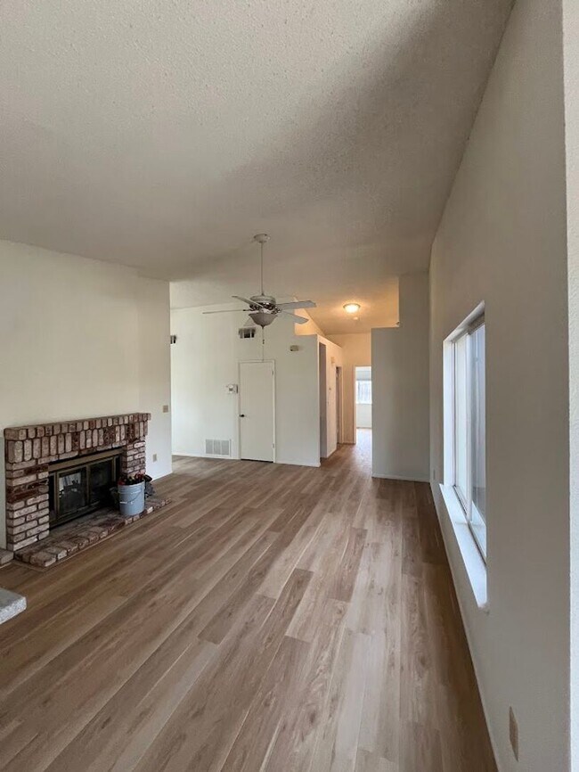 Building Photo - 3bd/2ba Single Story, Fresh Updates, Huge Backyard