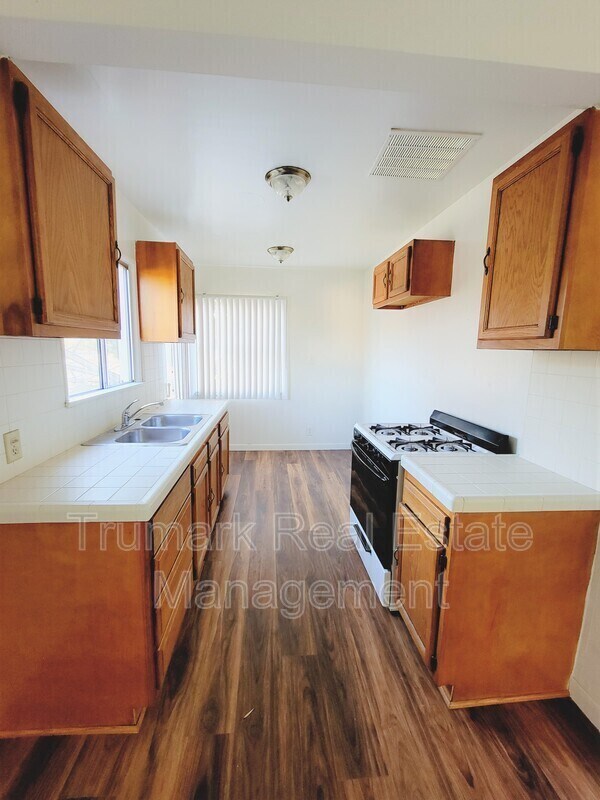 Building Photo - 512 Irving Ave