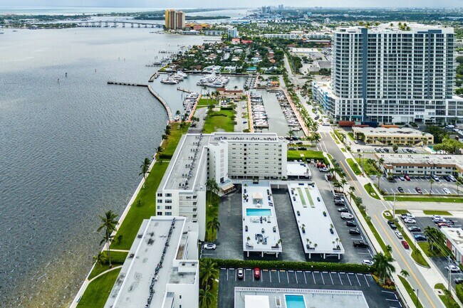 Building Photo - 301 Lake Shore Dr