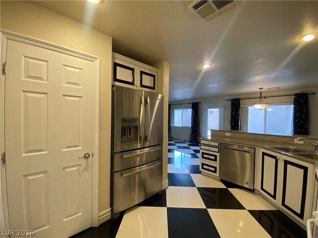 Building Photo - 175 Real Long Way