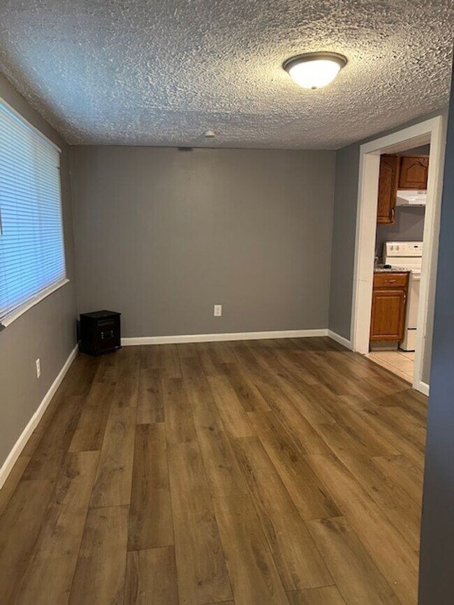 Building Photo - 3 Bedroom, 2 Bath Ranch Home w/Central Air
