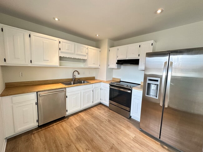 Building Photo - 310 Azalia Dr