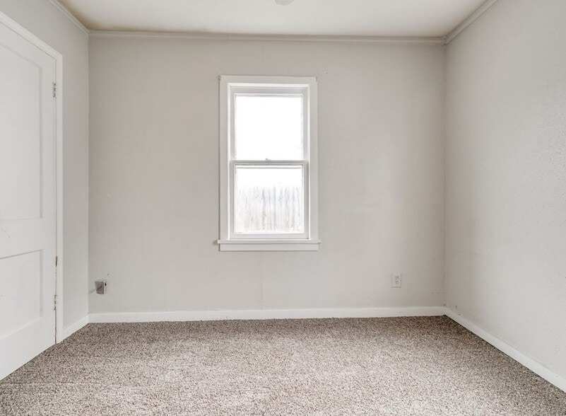 Building Photo - 7402 SE 15th St