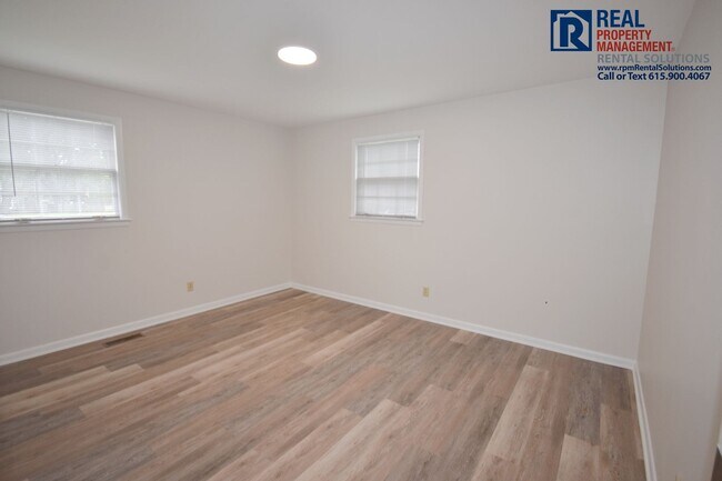 Building Photo - 2 bedroom 1 bath duplex with washer/dryer hookups, lawncare included!