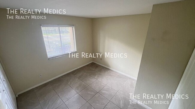 Building Photo - 2130 Forest Knoll Dr NE