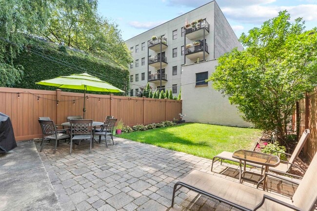 Building Photo - 88 Monroe St