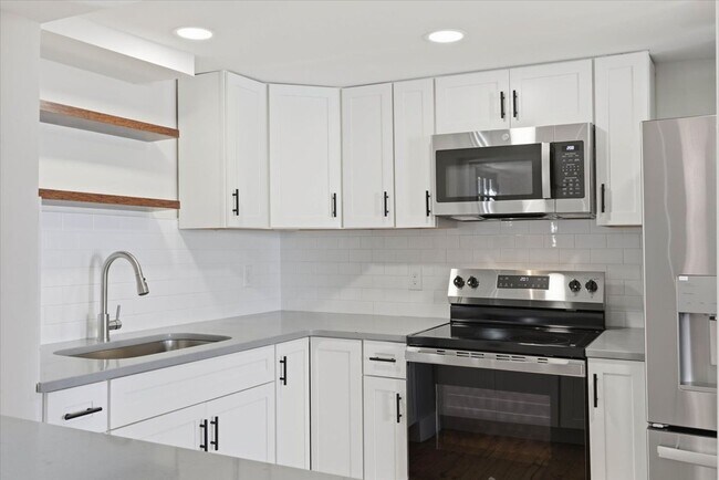 Building Photo - 305 W Broadway