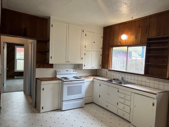 Building Photo - Beautifully updated 3 bedroom 1 bath duple...