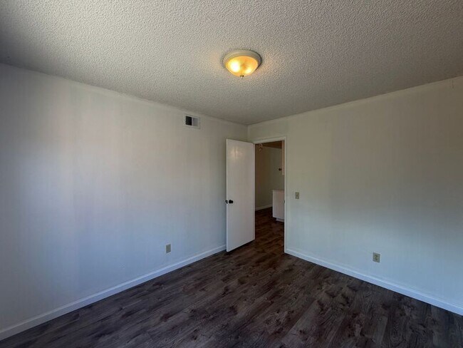 Building Photo - 720 Valley Crest Dr