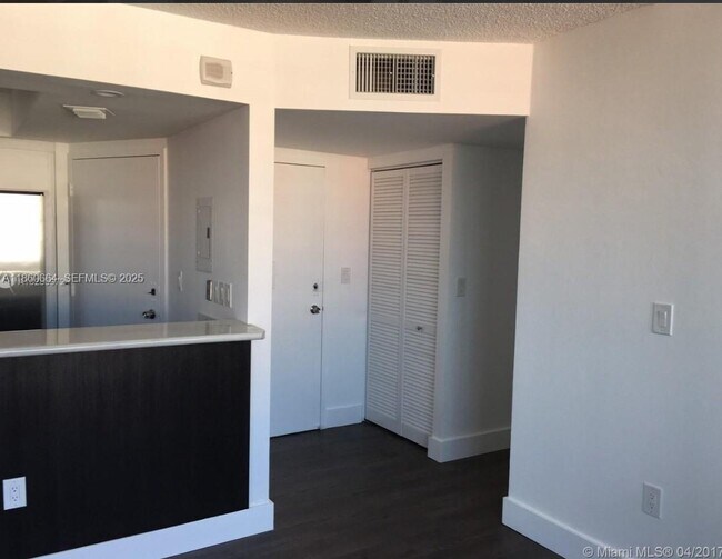 Building Photo - 1301 NE Miami Gardens Dr