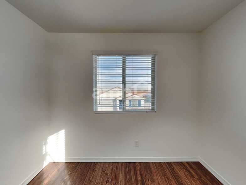 Building Photo - 831 S 150th Dr